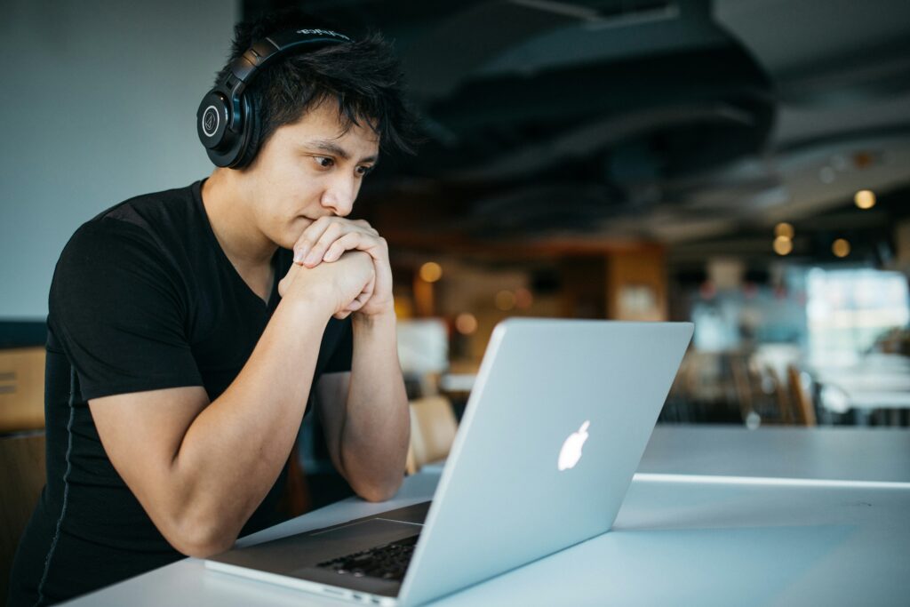 Homen em atendimento online com Sergio Bosco psicologo